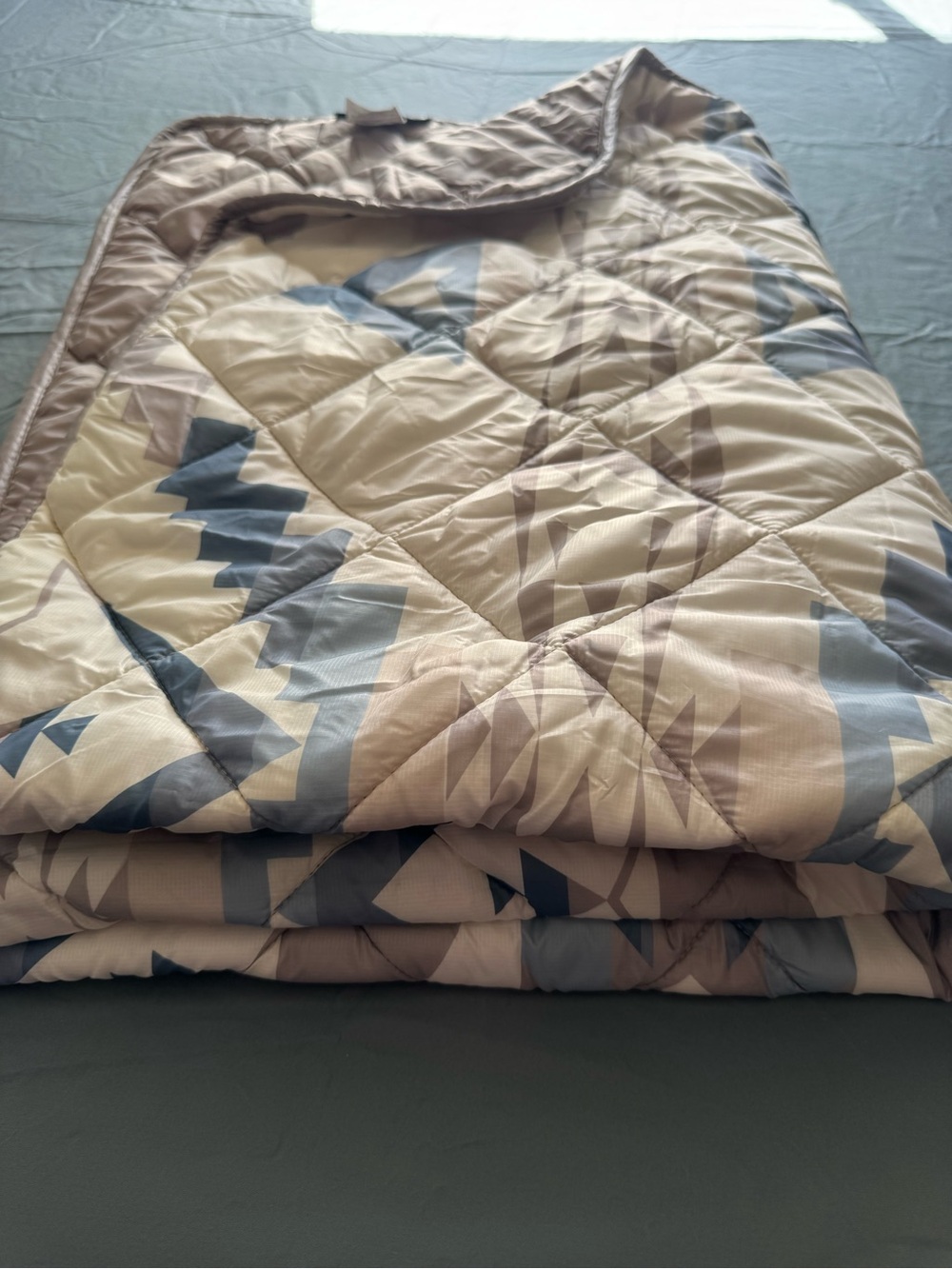Pendleton Packable Throw Quilt White Sands Aztec Neutral Pattern 50 x 70 W/ Bag - Picture 4 of 8